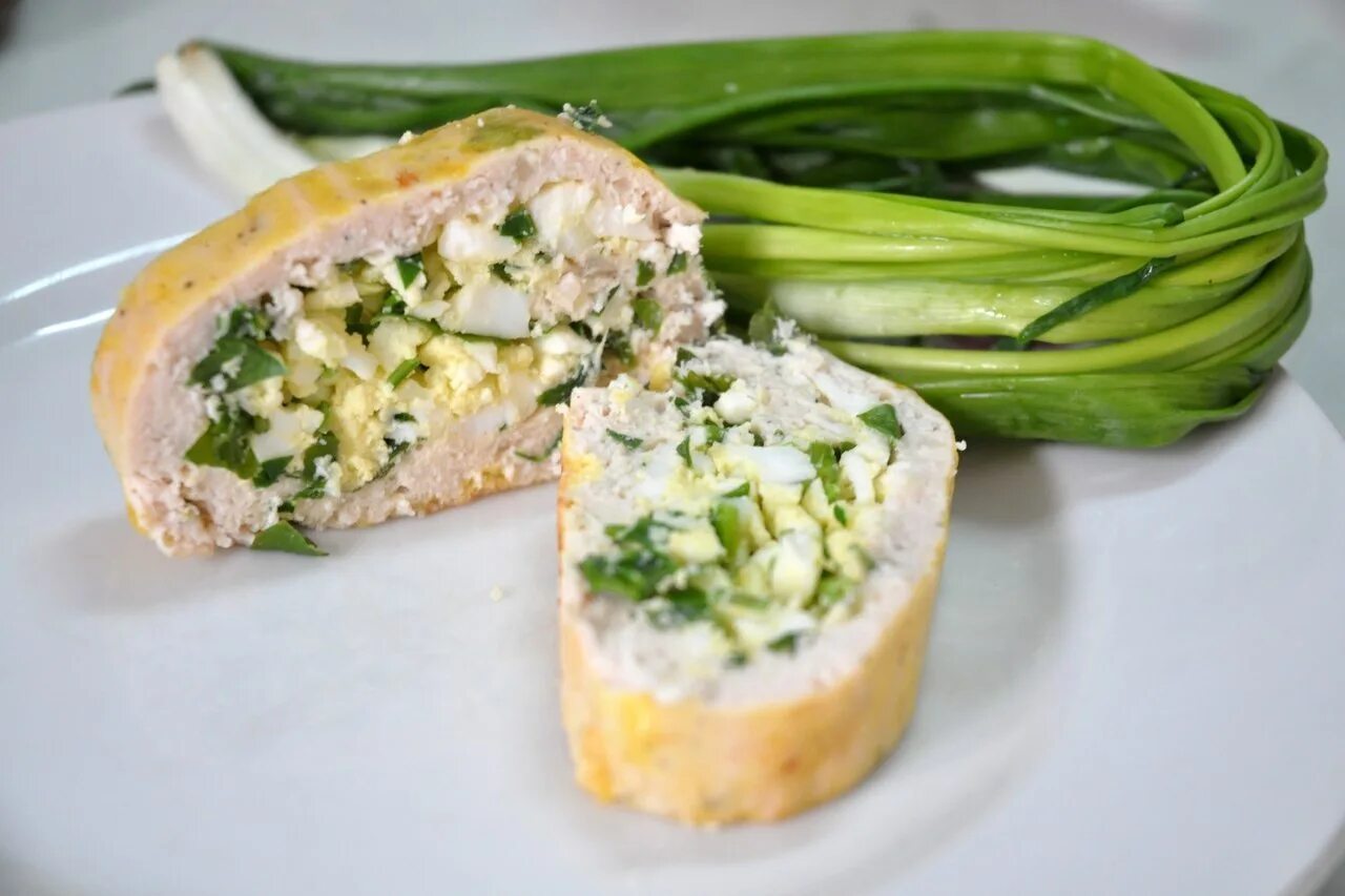 Куриные рулетики с яйцом. Куриный рулет с яйцом. рулет с луком и яйцом. рулет из курицы с луком. рулет из яйца с луком.