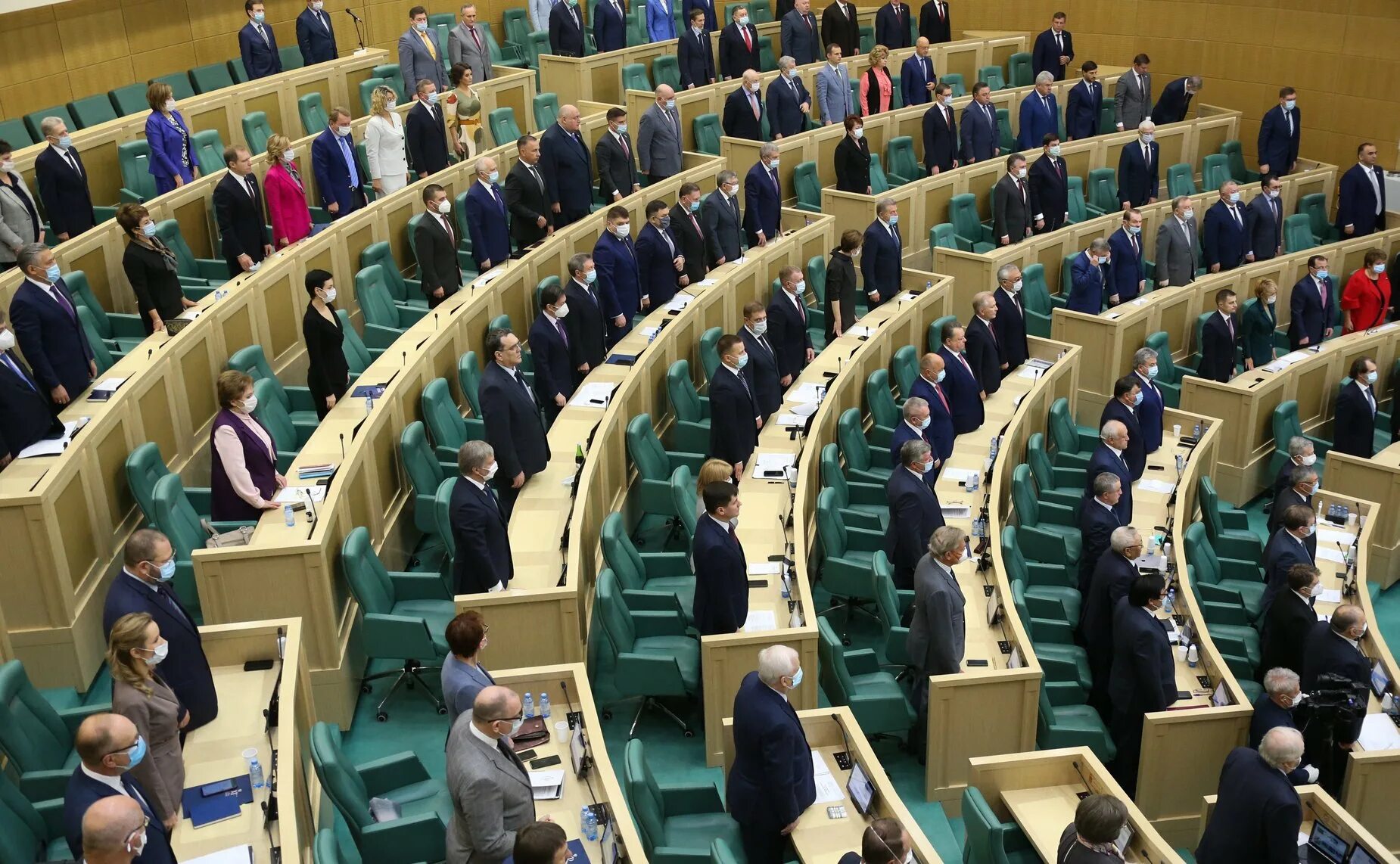 Сенаторы совета федерации. Госдума совет федерации правительство рф. Сенаторы представляют российскую федерацию. Зал пленарных заседаний совета федерации. Сенаторы представляют российскую федерацию.