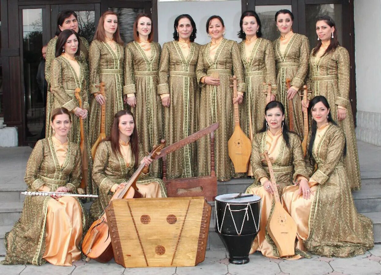 Абхазы народные костюмы. Абхазский ансамбль. Традиционный Абхазский костюм. Абхазский национальный костюм женский.