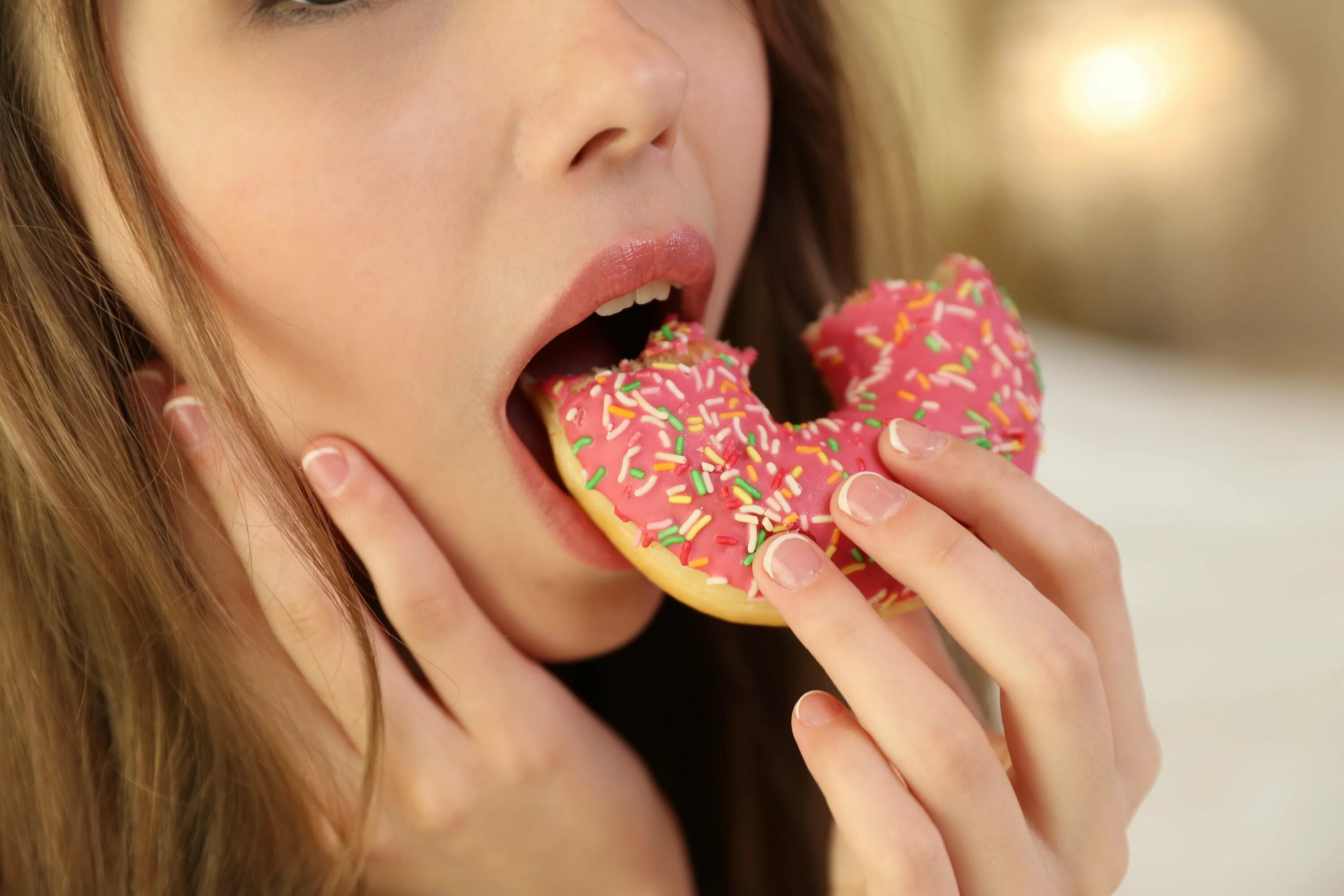 Почему девушка сладкая. Девушка с пончиком. Кушать сладости. Кушает пончик. Девушка со сладостями.