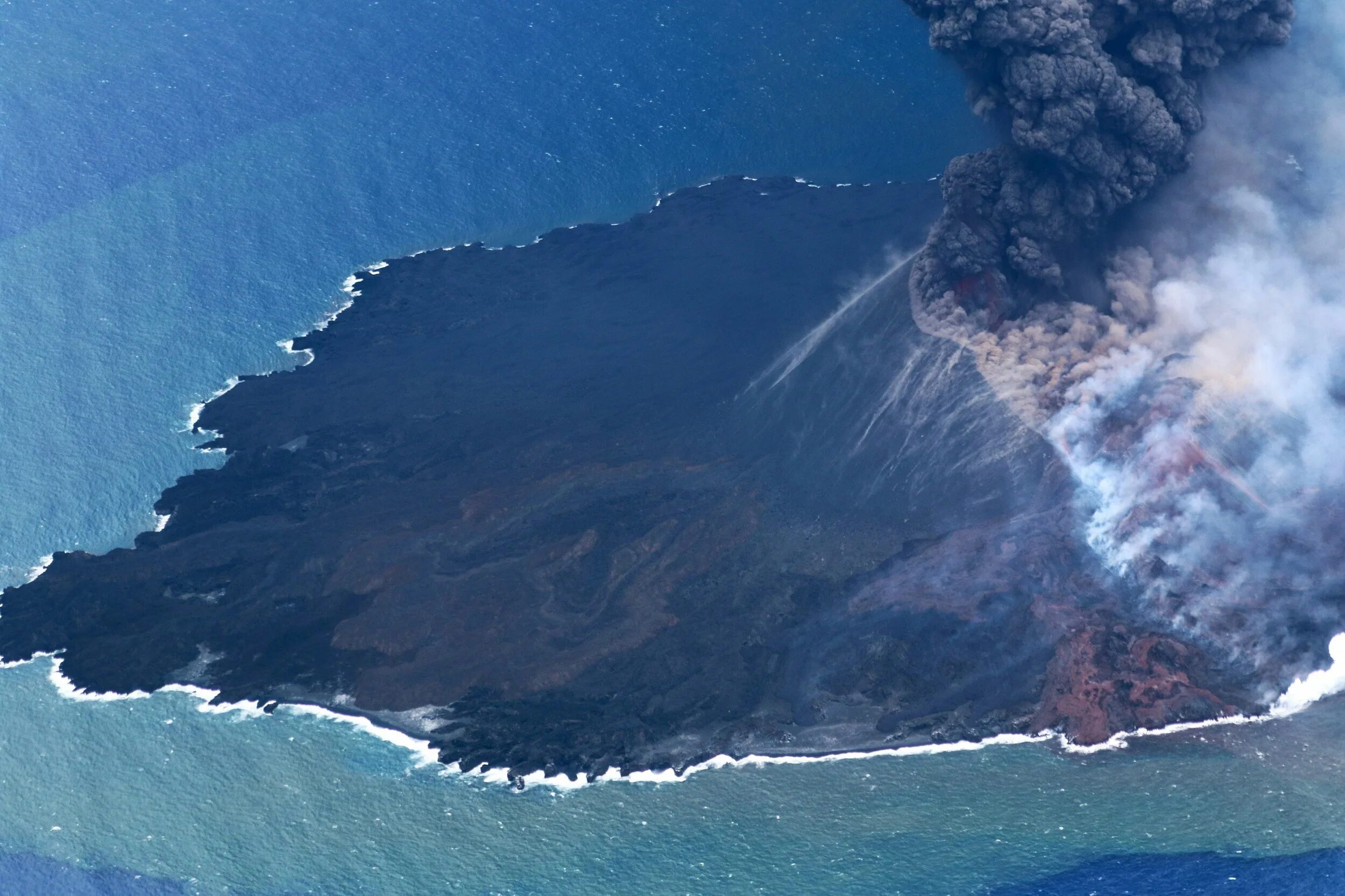 Вулканический остров Нисиносима. Вулкан Нисиносима 2022. Вулканические острова Тихого океана. Остров Нисиносима в тихом океане.