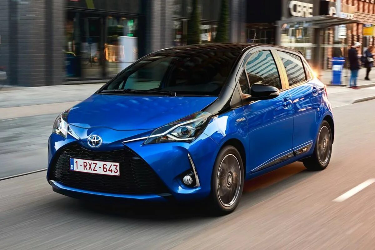 Hybrid 2017. Тойота Ярис гибрид. Toyota Yaris 2017. Toyota Yaris 2017 Hybrid. Toyota Vitz 2017 гибрид.