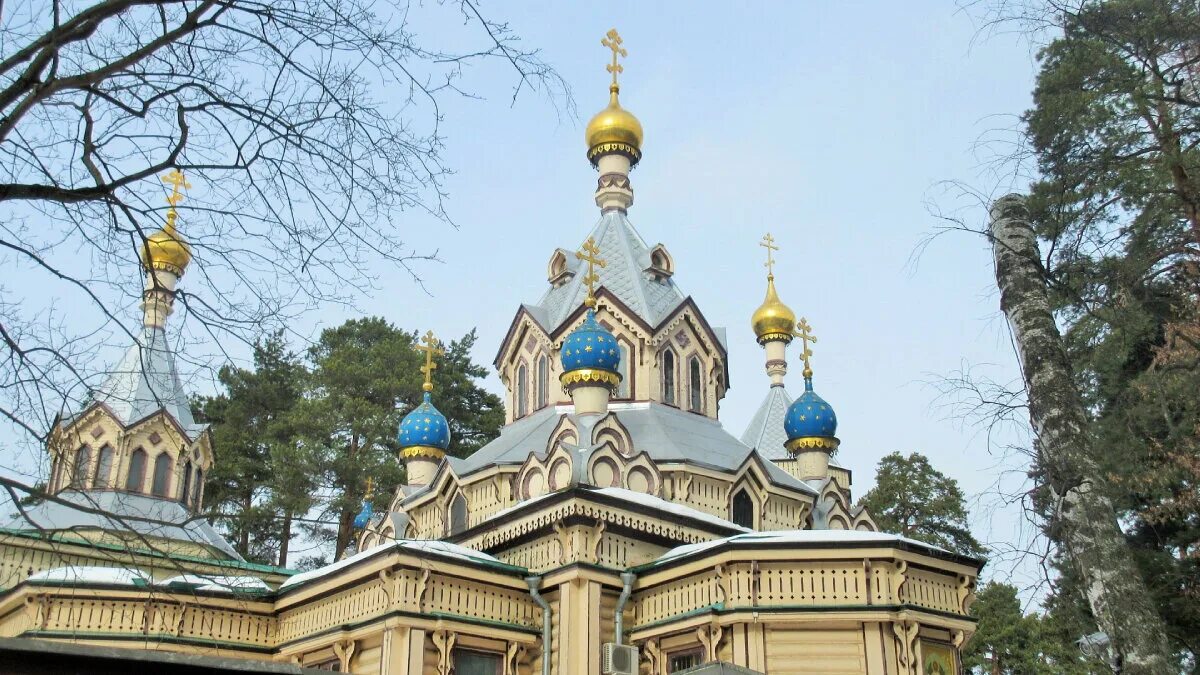 Удельная храм живоначальной троицы. Троицкий храм в поселке удельная. Троицкий храм пос. Храм троицы в удельной. Церковь троицы живоначальной удельная.