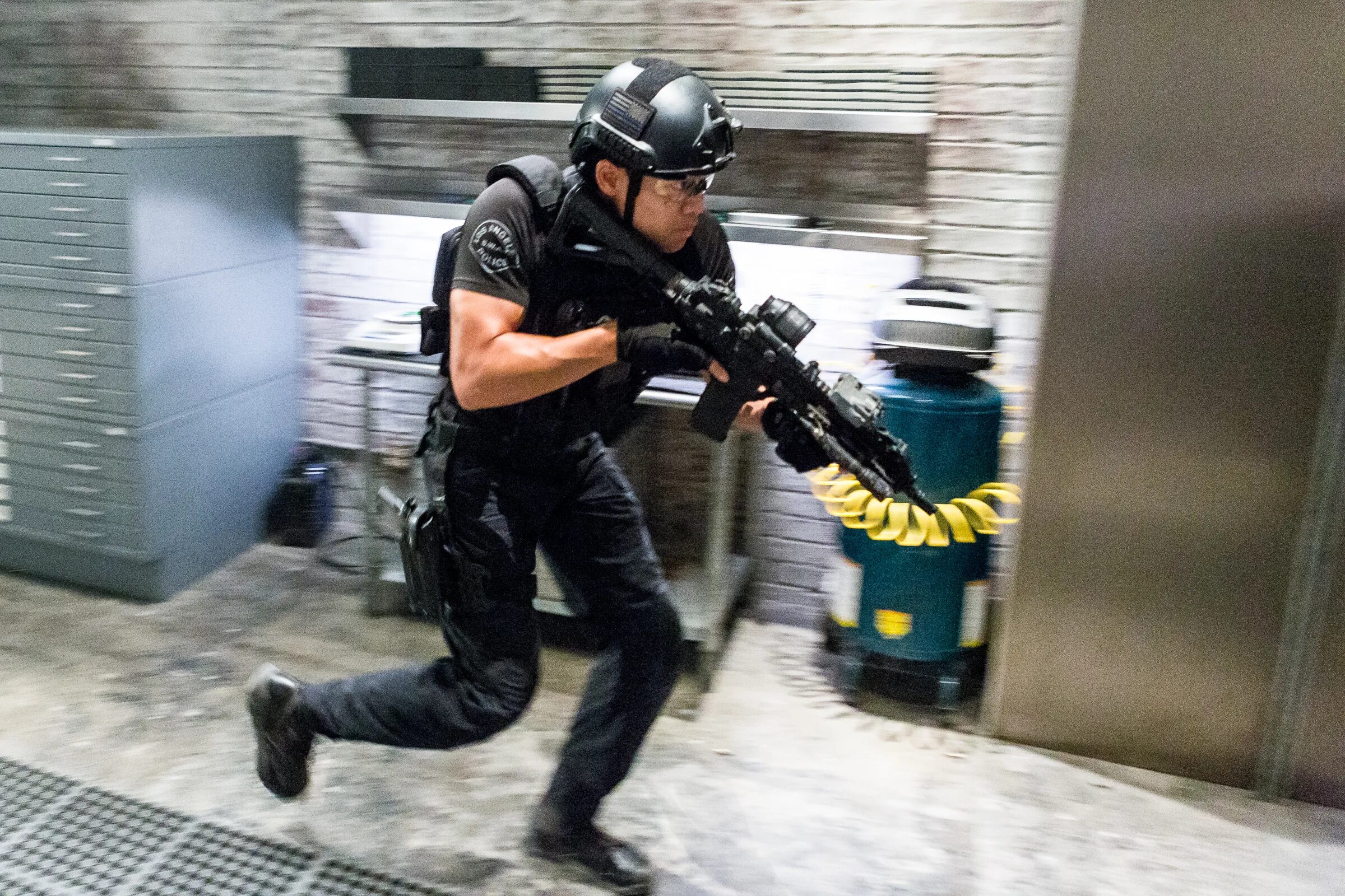 Swat squeezing. S.w.a.t. спецназ города ангелов 2017. swat спецназ. одежда спецназа swat. городской спецназ.