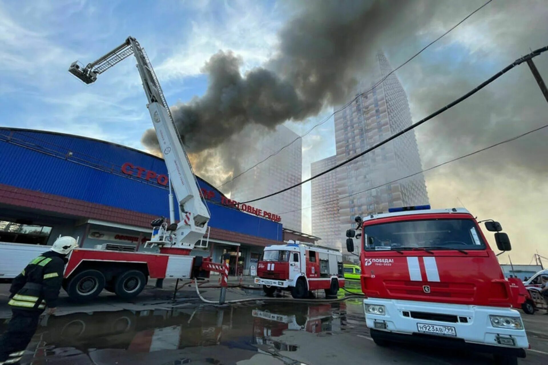 Пожар каширское шоссе. Пожар на каширке. Пожар на сухом в москве. Пожар каширское шоссе сейчас. Пожар каширское шоссе.