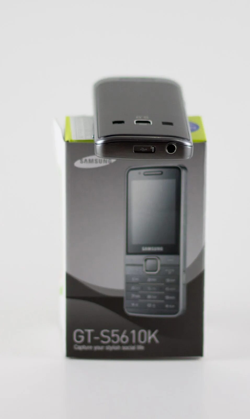 Samsung gt s5610. Samsung gt-s5610 2011. Samsung Brown Cell Phone 5610. Самсунг ГТ 240x400 с кнопкой камеры.