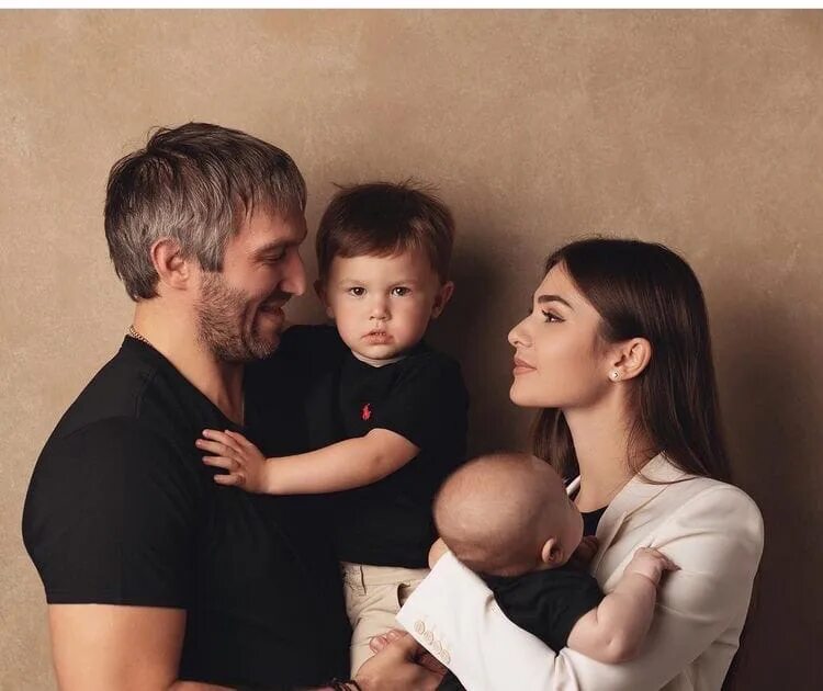 овечкин и шубская с сыновьями. хоккеист александр овечкин дети. сергей овечкин сын александра овечкина. дети овечкина фото. александр овечкин с сыновьями.