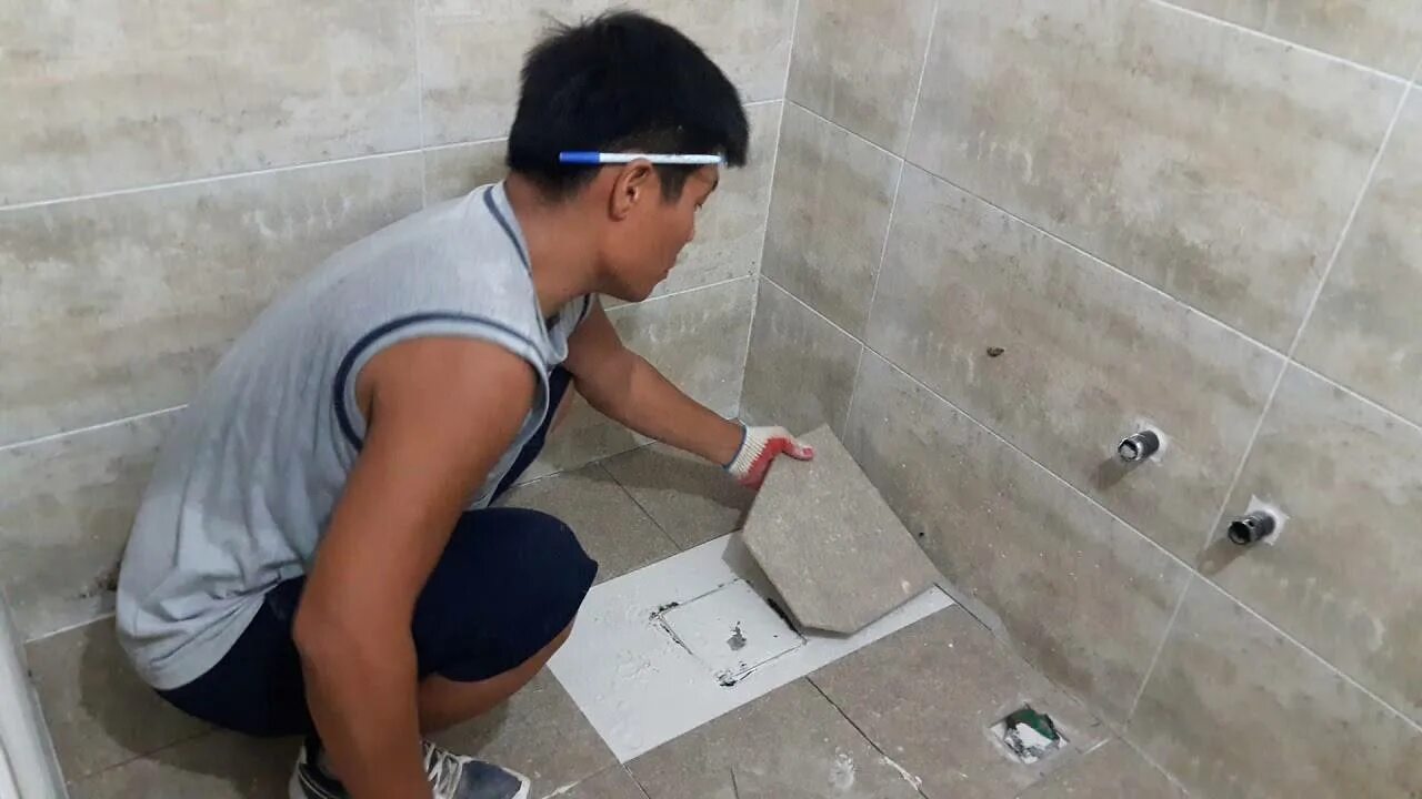 Укладка плитки на стену. Технология укладки керамогранита на пол схема. Кладка плитки в ванной на стену. Укладка плитки в ванной. Как положить плитку на стену новичку.