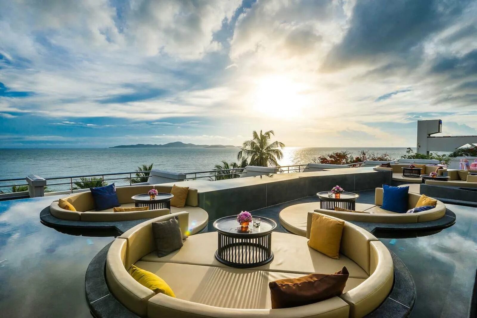 Royal cliff beach hotel 5 паттайя. Royal cliff beach terrace 5*. Отель роял клиф. Роял клиф паттайя. Royal orchid sheraton.