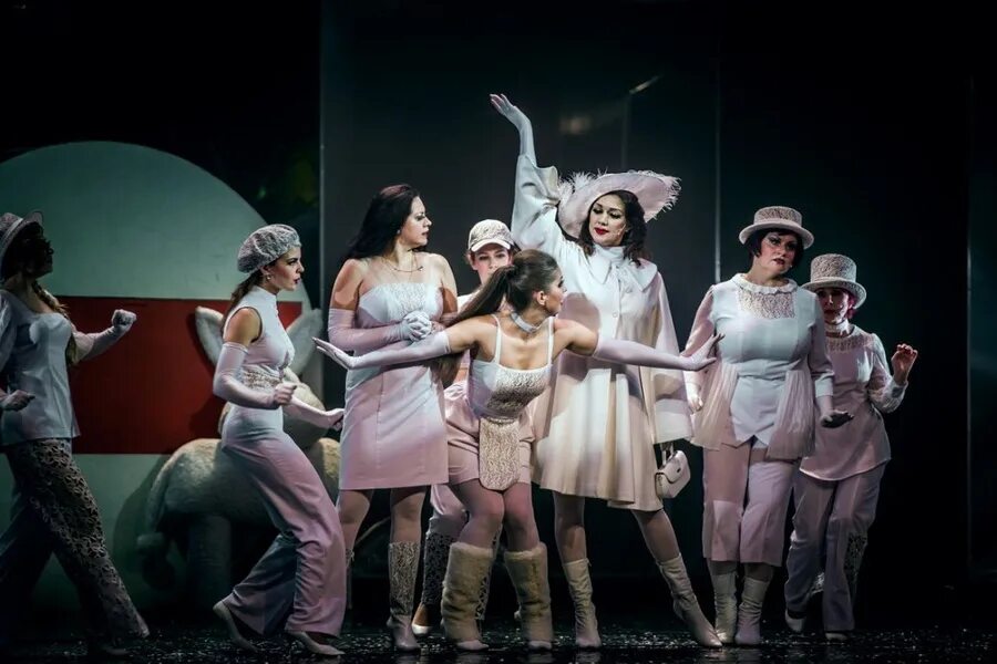 бродвей нью-йорк мюзикл. 8 женщин мюзикл. театральный стиль. Moulin rouge broadway. бродвей мулен руж.