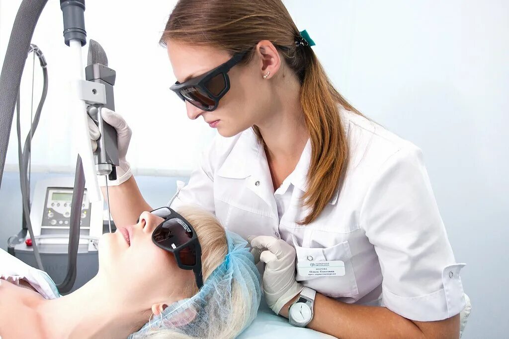 Удаление лазером в симферополе. Лазерное омоложение фраксель co2. Лазерное удаление с аппаратом татуажа бровей. Удаление лазером в симферополе. Электрокоагуляция новообразований кожи.
