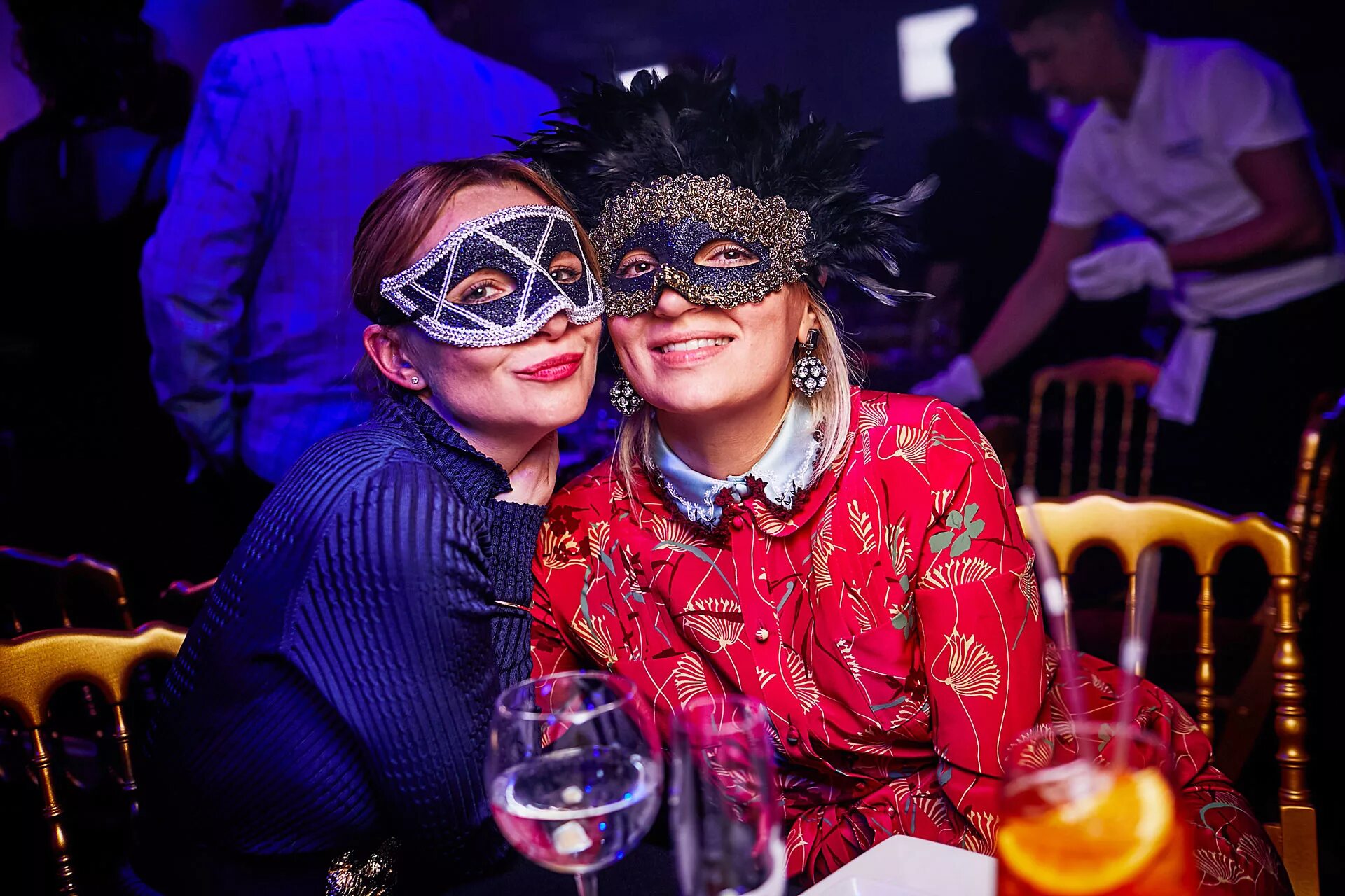 Волгоград 24 костюмированная вечеринка. Костюмированный корпоратив на новый год. Костюм на новогодний корпоратив. Чак евгений сергеевич. Бал маскарад 2013 новощербиновская.