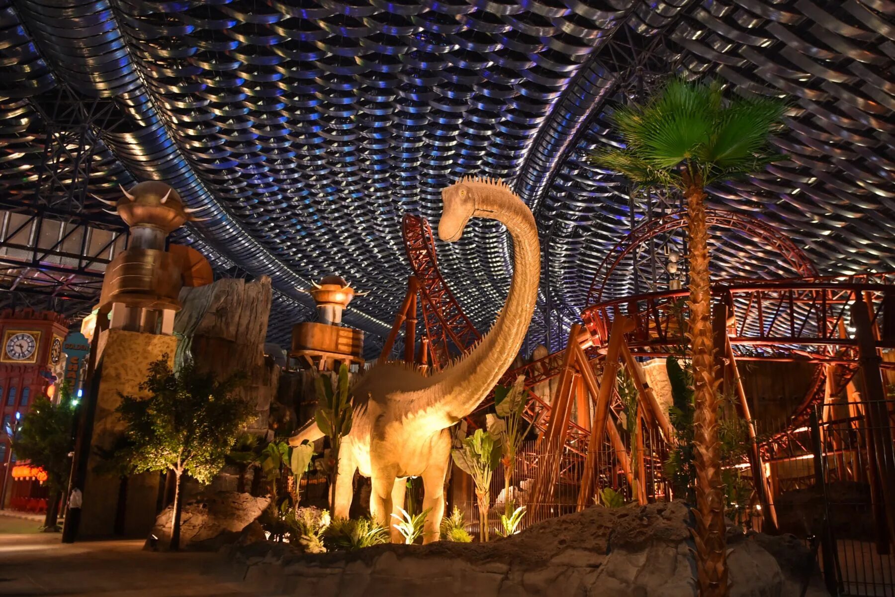 Парк развлечений Дубай World of Adventure. Парк аттракционов в Дубае Motiongate. Юниверсал парк Дубай. Дубай Диснейленд аттракционы.