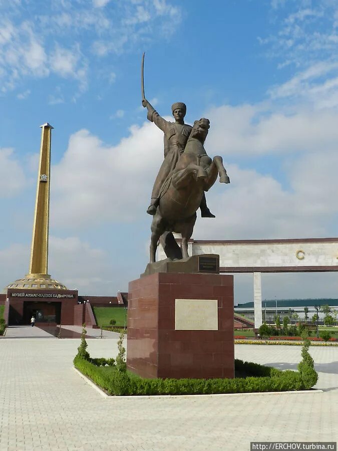 Мемориал памяти жертв депортации в грозном. Грозный мемориальный комплекс славы. Мемориальный комплекс аллея славы в грозном. Мемориал славы грозный висаитов. Город грозный памятники.