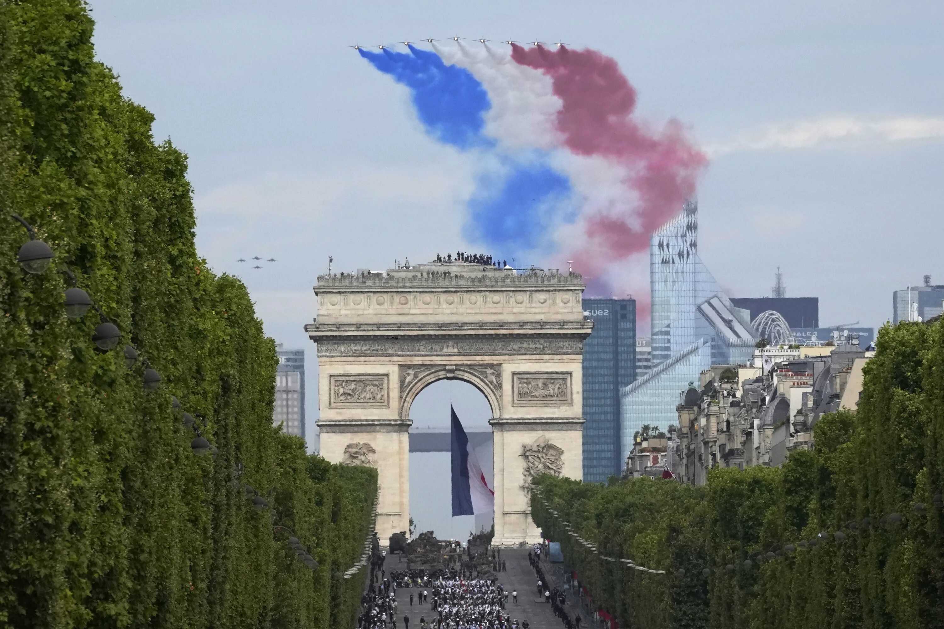 Парад во Франции в честь взятия Бастилии. День взятия Бастилии в Париже. Франция праздник день Бастилии.