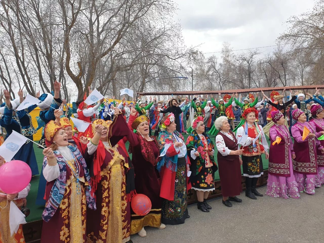 1 мая народов казахстана. 1 Мая единство народа Казахстана. Праздник единства народа Казахстана. Праздник единства народа Казахстана 1 мая. День народного единства в Казахстане.