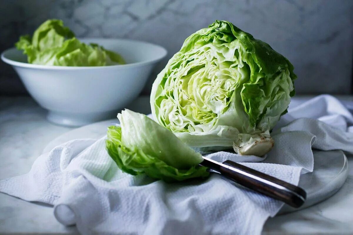 Айс салат. Салатная капуста Айсберг. Iceberg lettuce капуста. Салат кочанный Айсберг. Вилок салата Айсберг.