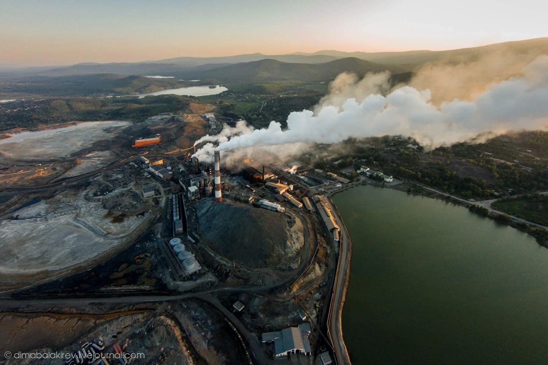 Горнопромышленный ландшафт. Экологическая авария. Березники обвал шахты. Антропогенный ландшафт. Техногенные территории.