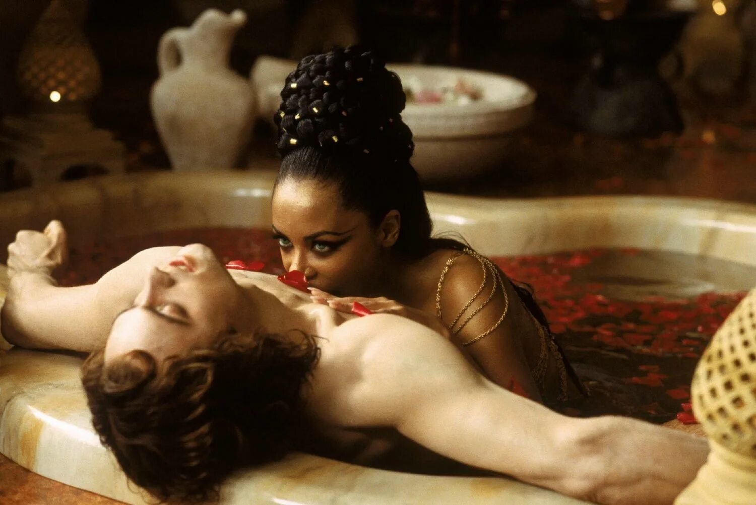 Чжоу сюнь раскрашенная кожа. Девушек готовят к ночи с императором. Художник francis john wyburd. Наложница императора фильм. Проклятие золотого цветка 2006.