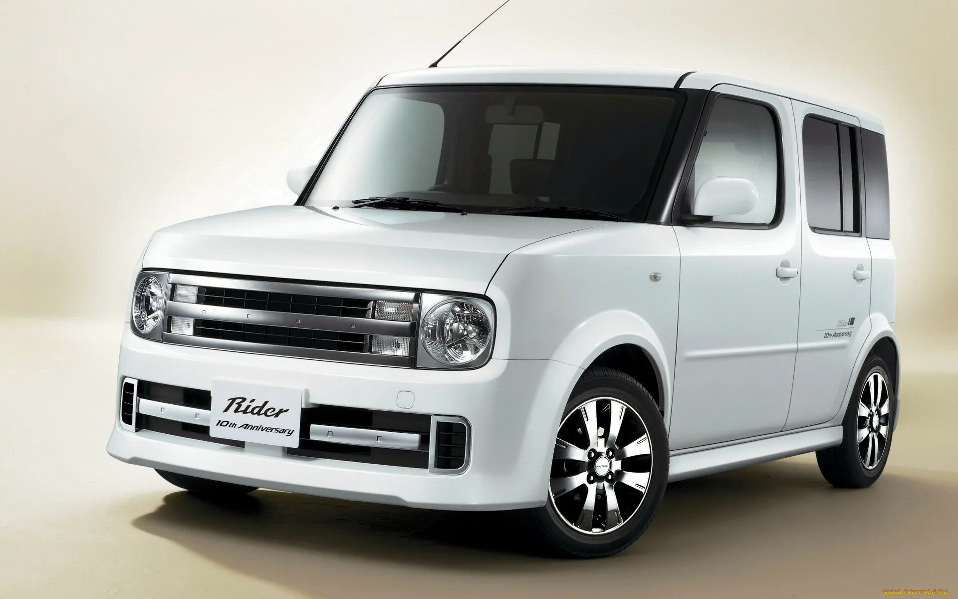 Cube машина. Nissan Cube z11. Nissan Cube z11 autech. Ниссан куб 2007. Nissan Cube 2007.