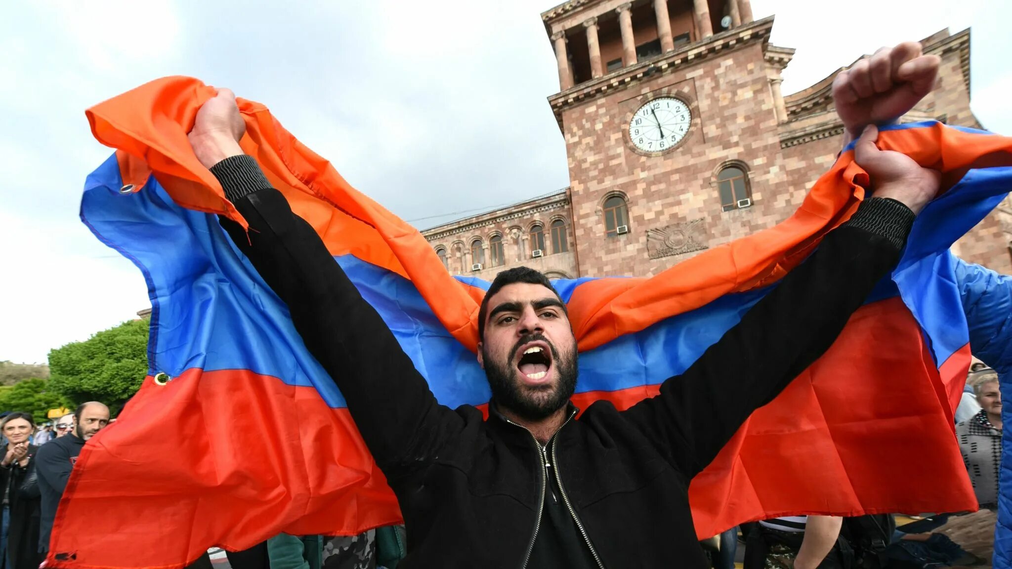 Армяне держат пост. Армения. Армяне. Парни с флагом Армении. Толпа армян.