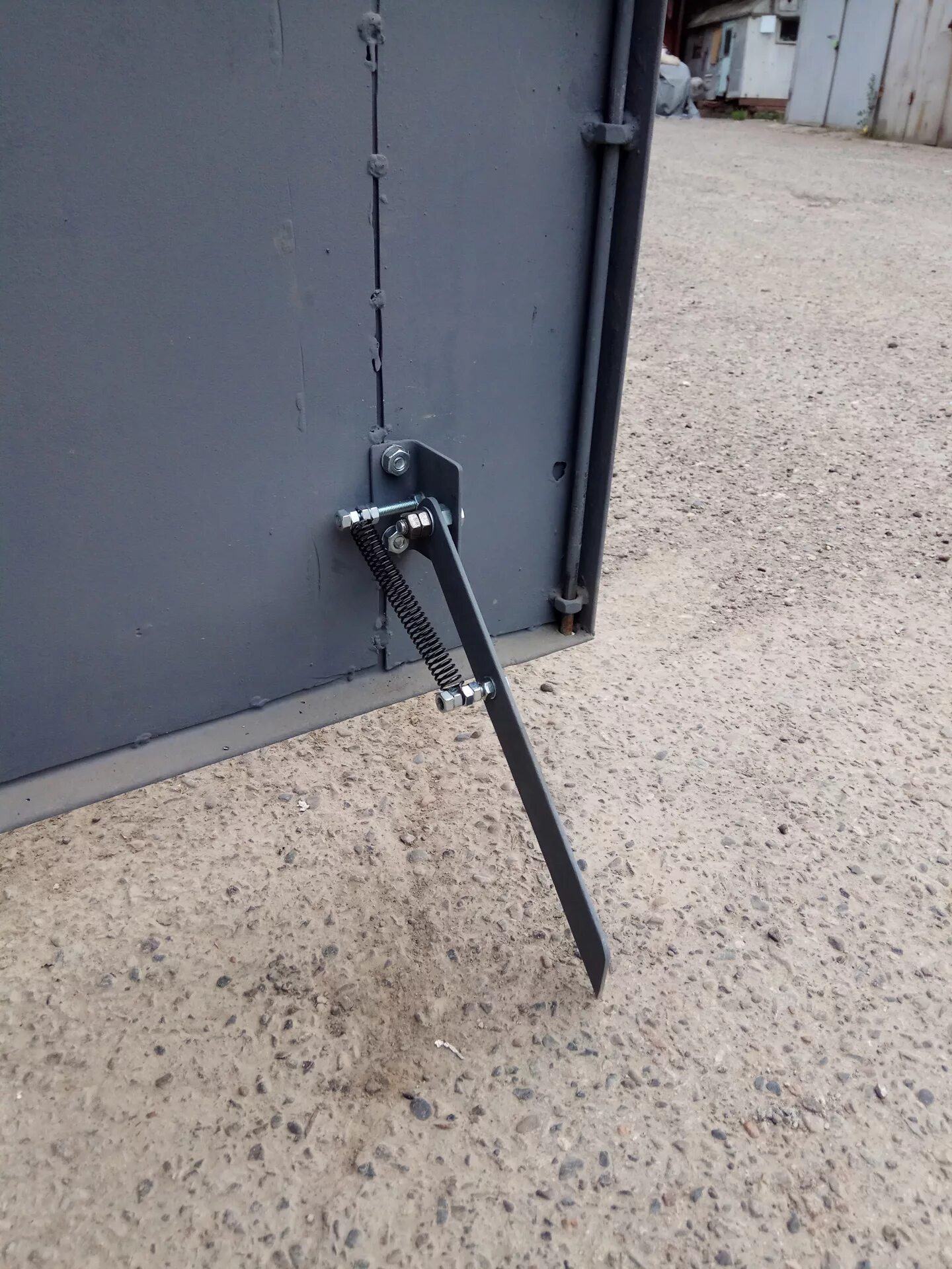 Центральный упор для распашных ворот. Упор для распашных ворот алютех. Упор для ворот гаража. Ограничитель хода для откатных ворот. Засов для откатных ворот алютех.