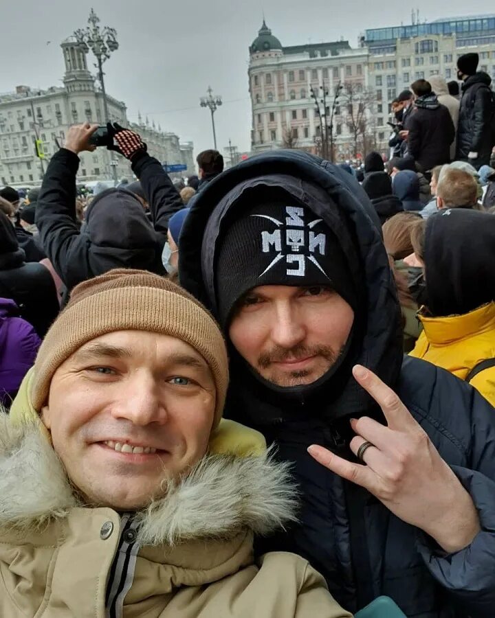 Угрожают матери навального. Нойз МС 2022. Нойз МС на митинге. Жена нойз МС 2022. Жена Noize MC 2022.