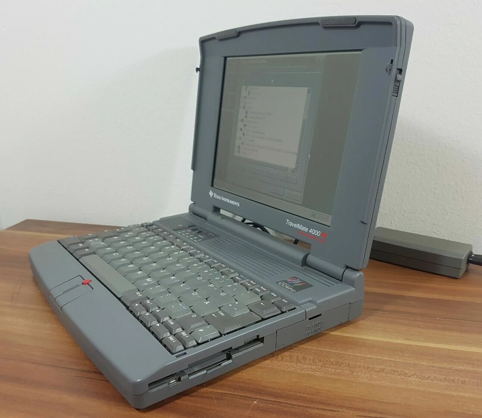 Компьютеры 90 х годов. Старый ноут IBM 2000. TRAVELMATE 4000. Texas instruments Ноутбуки 90е. IBM компьютеры 90-х.