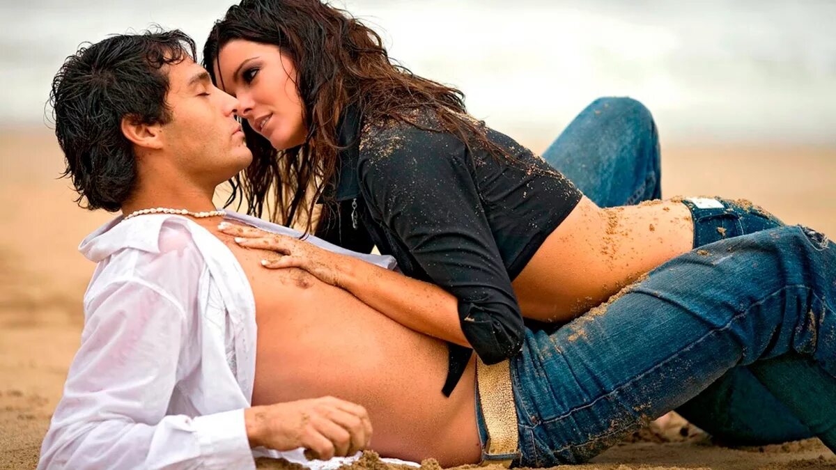 близость между мужчиной и женщиной. парень сверху. видео сделать мужчина женщина. романтический поцелуй. мужчина и женщина.