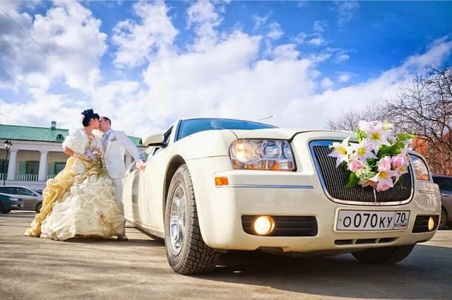 Машина будет свадьба. Лимузин на свадьбу. Машина на свадьбу. Машина жениха и невесты. Жених и невеста в лимузине.