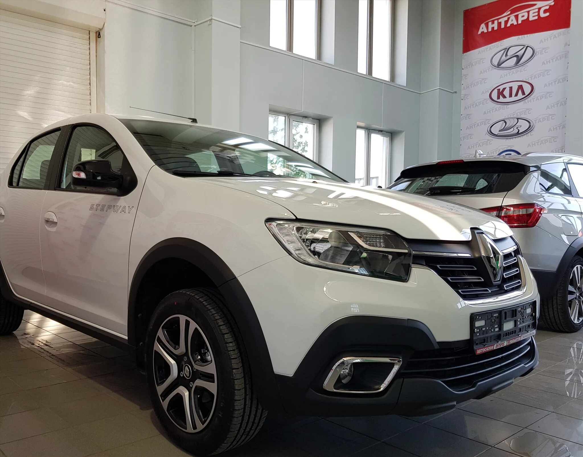 Рено Логан степвей комплектация лайф. Рено Сандеро степвей 2019. Renault Sandero Stepway 2021 белый. Рено Логан степвей 2023.