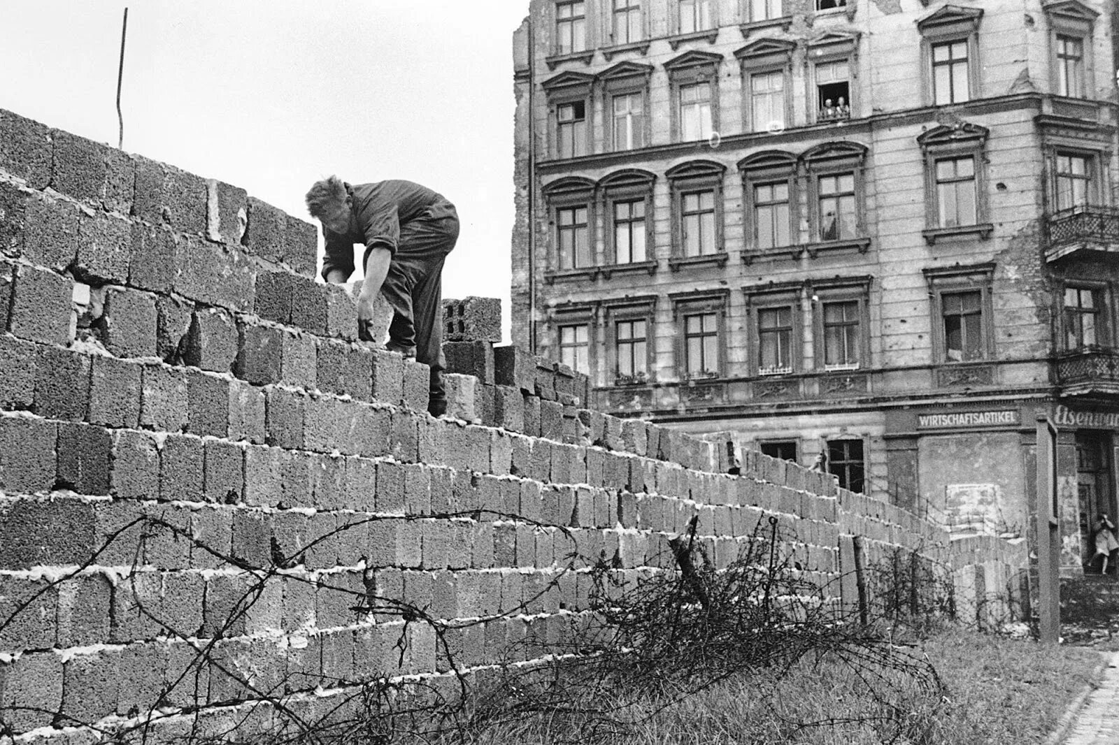 Они плотной стеной. Берлинская стена Берлин 1961. Сооружение Берлинской стены 1961. 1961 Возведение Берлинской стены. Берлинская стена ГДР 1961.