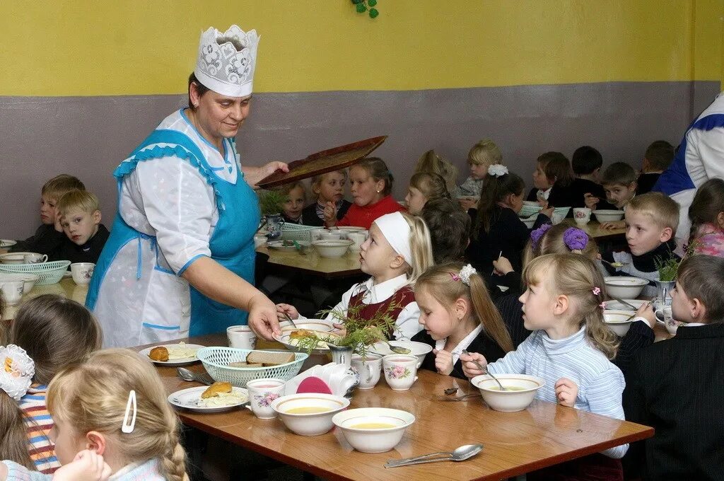 Ребята шли в столовую обсуждая