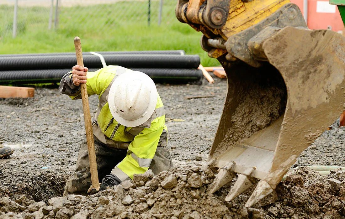 Земляные работы. Экскаватор котлован. Разбивка геодезия. Геодезия при строительстве дорог. Плакат земляные работы.