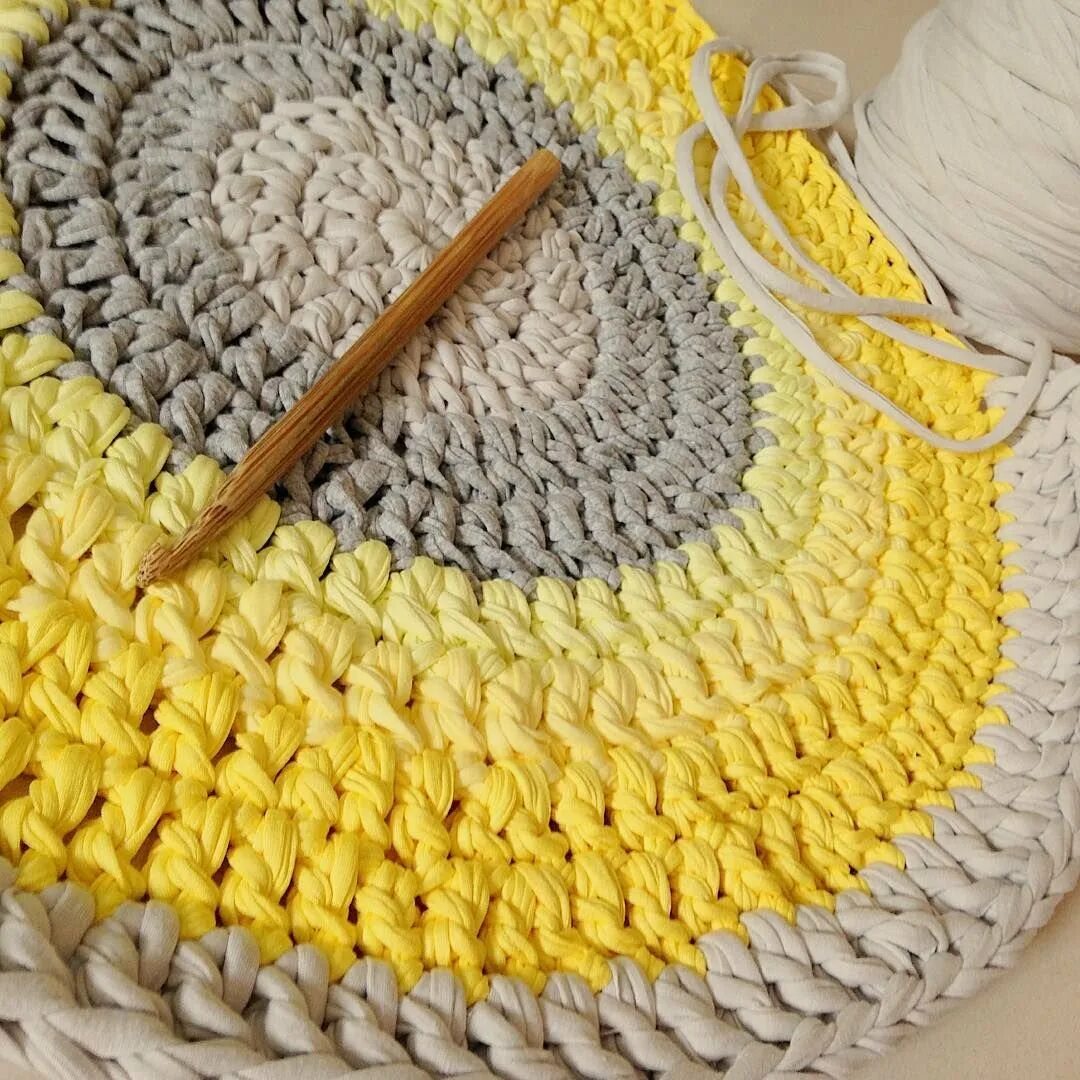 Ковер крючком пряжа. Ковер крючком Crochet Rug. Коврик из трикотажной пряжи. Коврики из трикотажных ниток. Вязаные коврики из трикотажной пряжи.