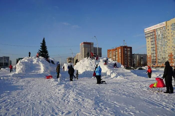 Горка в зенковском парке прокопьевск. Ледяные горки в кемерово на бульваре строителей. Площадь советов кемерово ледовый городок. Бульвар строителей кемерово горки. Площадь советов кемерово горки.