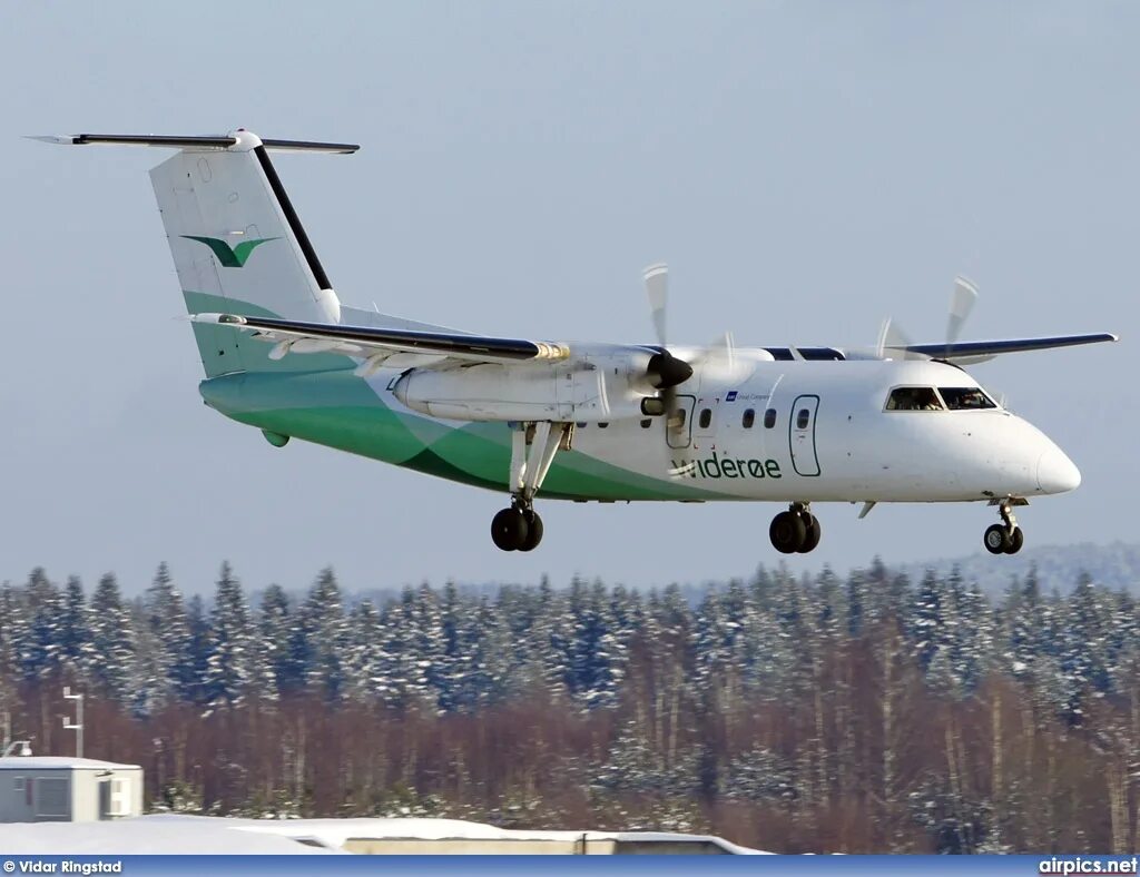 DHC-8 100. DHC Dash 8-100 кабина. Canada DHC-8-100. Самолет 2011.