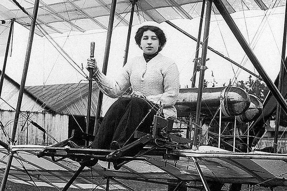 Амелия эрхарт молодая. Княгиня шаховская евгения михайловна. Амелия эрхарт первая женщина пилот. Пилот амелия эрхарт. Валентина гризодубова полина осипенко и марина раскова.