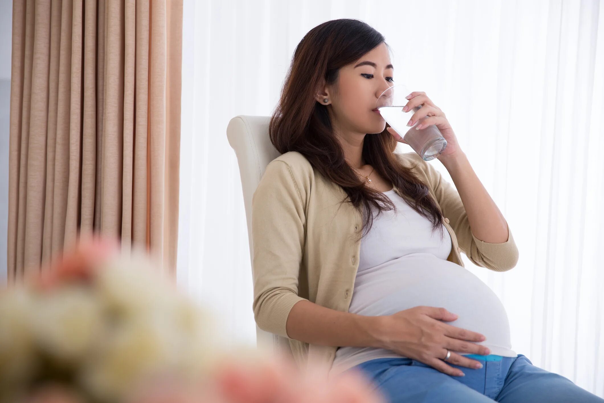 Почему беременные нервничают. Женщина в поло. Воды при беременности фото. Беременность и стоматология.