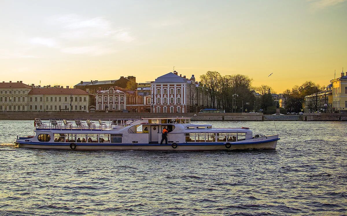 Теплоход петербург экскурсия. Речные прогулки по неве в санкт-петербурге. речной трамвайчик в санкт-петербурге. трамвайчики в санкт-петербурге санкт-петербург речные. петербург нева трамвайчик речной.
