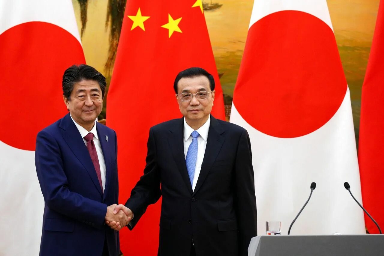 Shinzo Abe. Си Цзиньпин и Синдзо Абэ рукопожатие. Синдзо.Абэ галстук. Китай и Япония.
