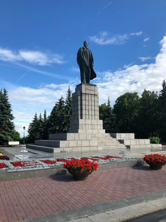 Россия город ульяновск памятники. Памятник Ленину в Ульяновске. Монумент Ленина Ульяновск мемориал. Ленин памятники Ульяновска, Ленинский мемориал. Ульяновск статуя Ленина.