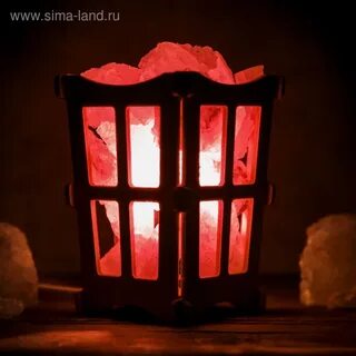 Розовые лампы в окнах