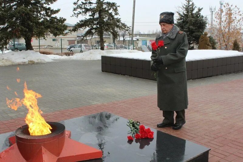 Памяти героев сталинградской битвы. Сталинградская битва возложение цветов. Герои Сталинградской битвы Камышин. Героев Сталинграда 33. Герои сталинградцы.