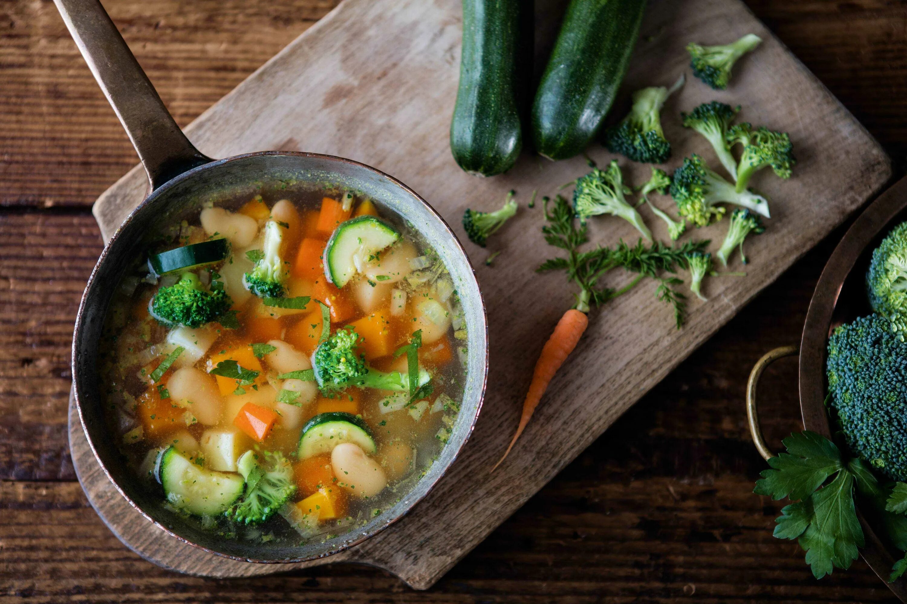 Рецепты из овощей для похудения. Кнорр луковый суп. Овощной суп минестроне. Суп овощной вегетарианский. Овощи для супа.