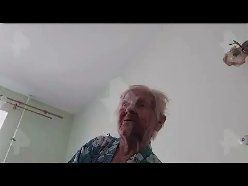 Издеваются над старой женщиной. Издеваются над старой женщиной