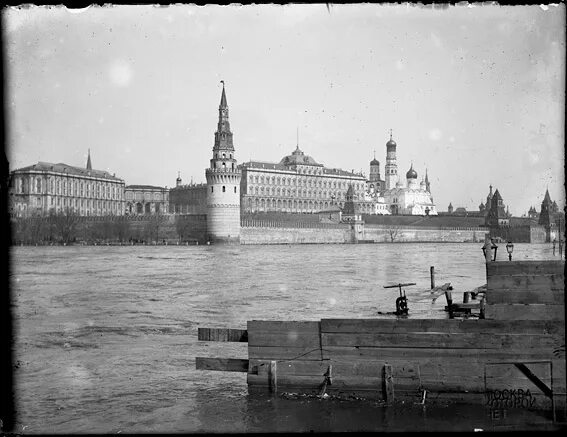 1908 год в истории. Софийская набережная наводнение 1908 года. москва река 1908. наводнение 1908 года в москве кремль. москва река 1900.