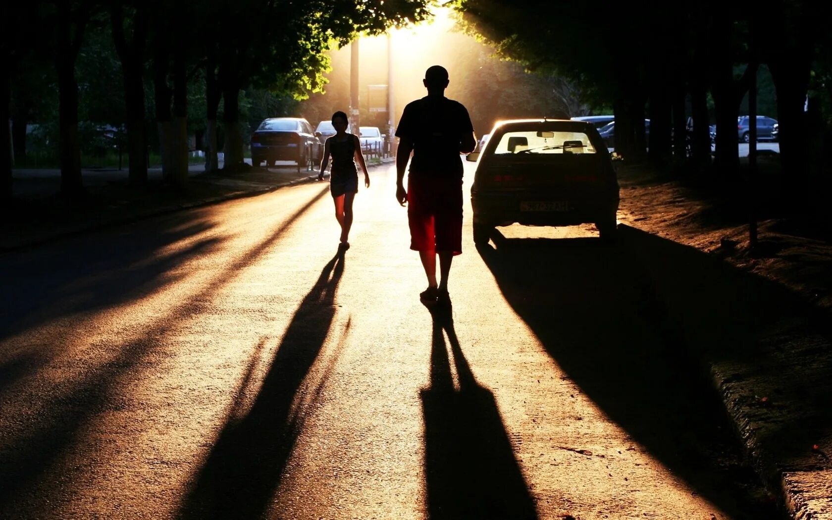 Человека свету машину. Свет фар машины. Ослепление светом фар. Человека свету машину. Человек на ночной дороге.