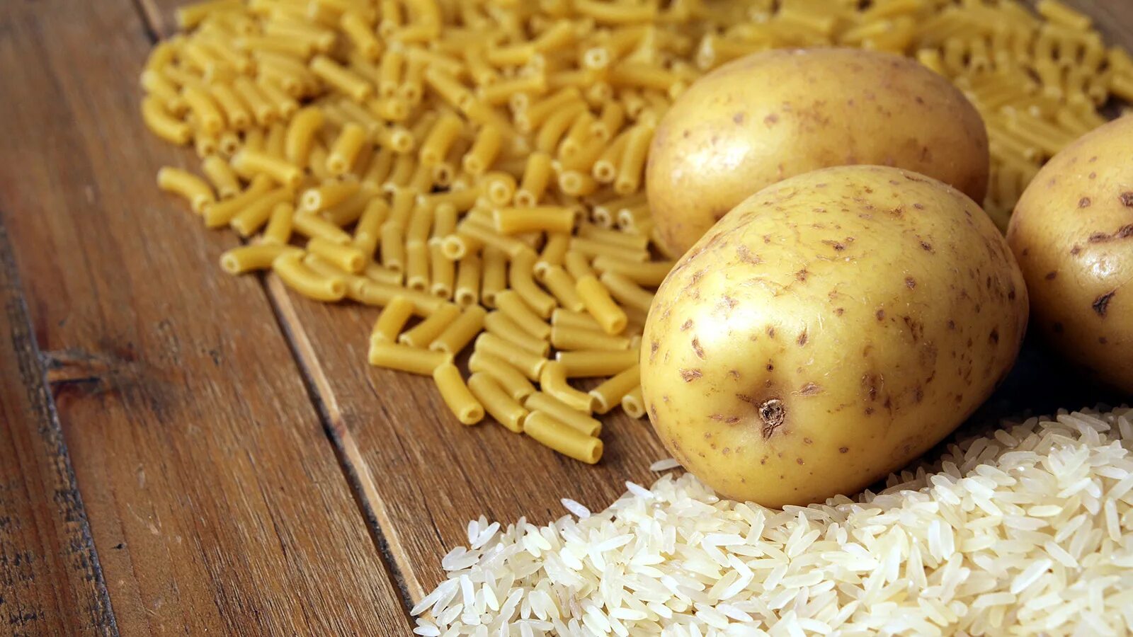 Почему нельзя есть сырой картофель. Рис и картофель. картофель и макароны. картошка рис макароны. рис с картошкой.