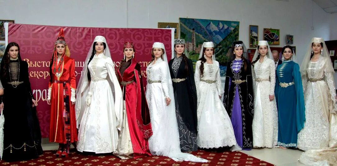 Какой народ в ингушетии. Национальный костюм ингушей черкесска курхаса. ингушетия нац костюм. национальный головной убор ингушетии. нац костюм ингушей.